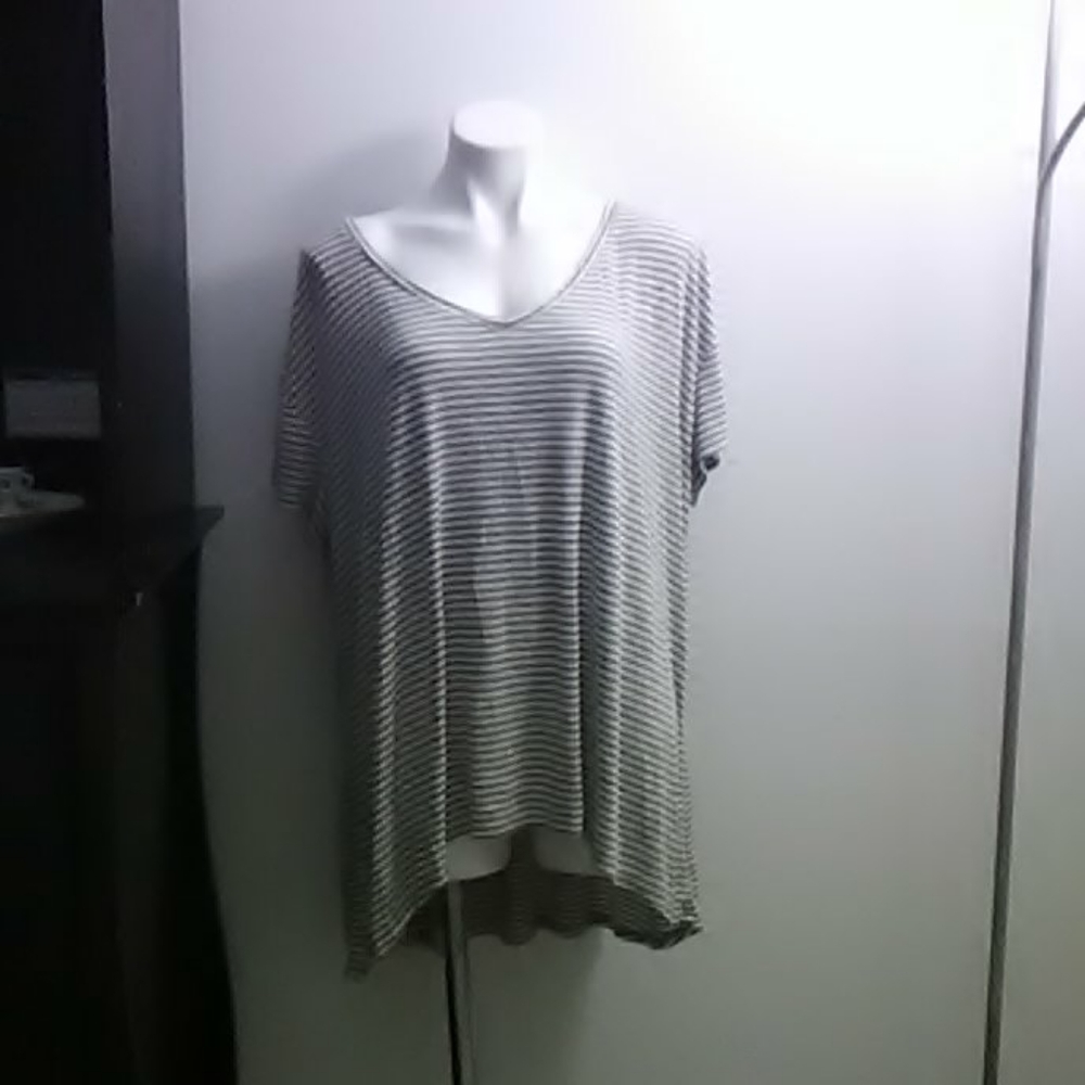 Gray and white short sleeve top
